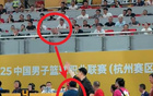 廣廈老板怒判罰，技術(shù)臺沖突，現(xiàn)場起哄，徐濟(jì)成勸冷靜。